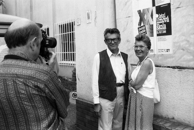 Foto © Miloš Fikejz | Režisér Jaromil Jireš fotografuje režiséra Vojtěcha Jasného s manželkou LFŠ 1995, 650x434, 133.43 KB