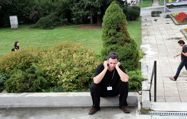 Foto © Aleš Duda | Izraelský režisér Amos Gitai před kinem Hvězda, v pozadí vcházi do záběru Julio Medem | LFŠ 2008, 650x413, 168.70 KB
