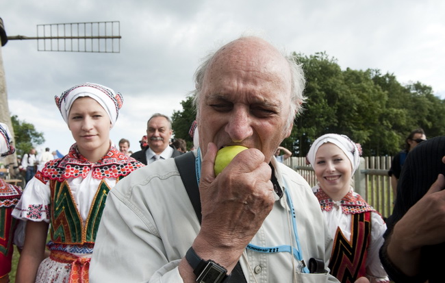 Foto © Karel Cudlín | Carlos Saura na Horňáckých slavnostech v areálu větrného mlýnu v Kuželově | LFŠ 2012, 650x413, 125.35 KB