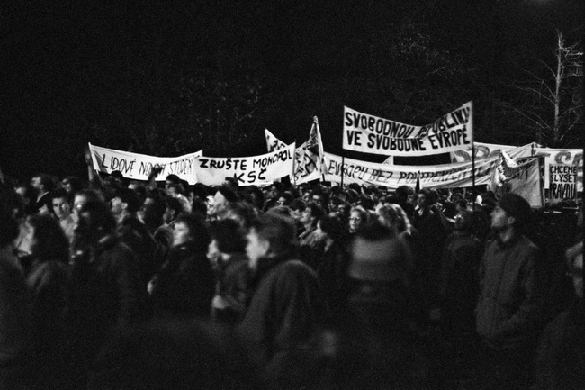 © Přemysl Hněvkovský | Praha, Albertov, 17. listopadu 1989, 17:50 hod., 650x433, 123.02 KB