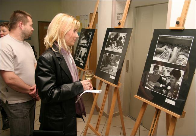 Výstava Umění pomáhat při sérii benefičních koncertů Srdce na dlani, Veselí nad Moravou, 2006, 650x451, 48.49 KB