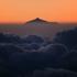 Vulkán Pico de Teide (3 718 m) na ostrově Tenerife, vyfotografovaný z ostrova La Palma. Výška tohoto vulkánu ode dna moře je asi 7 000 m.  Kanárské ostrovy, 2002