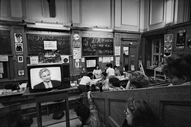 © Přemysl Hněvkovský | Lékařská fakulta UK, Jiří Dienstbier, prosinec 1989, 650x433, 142.62 KB